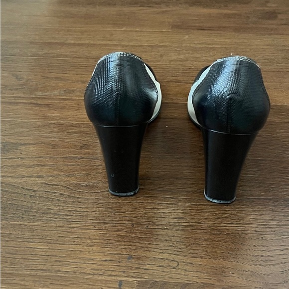 Salvatore Ferragamo Black and White Spectator Heel - Picture 4 of 10